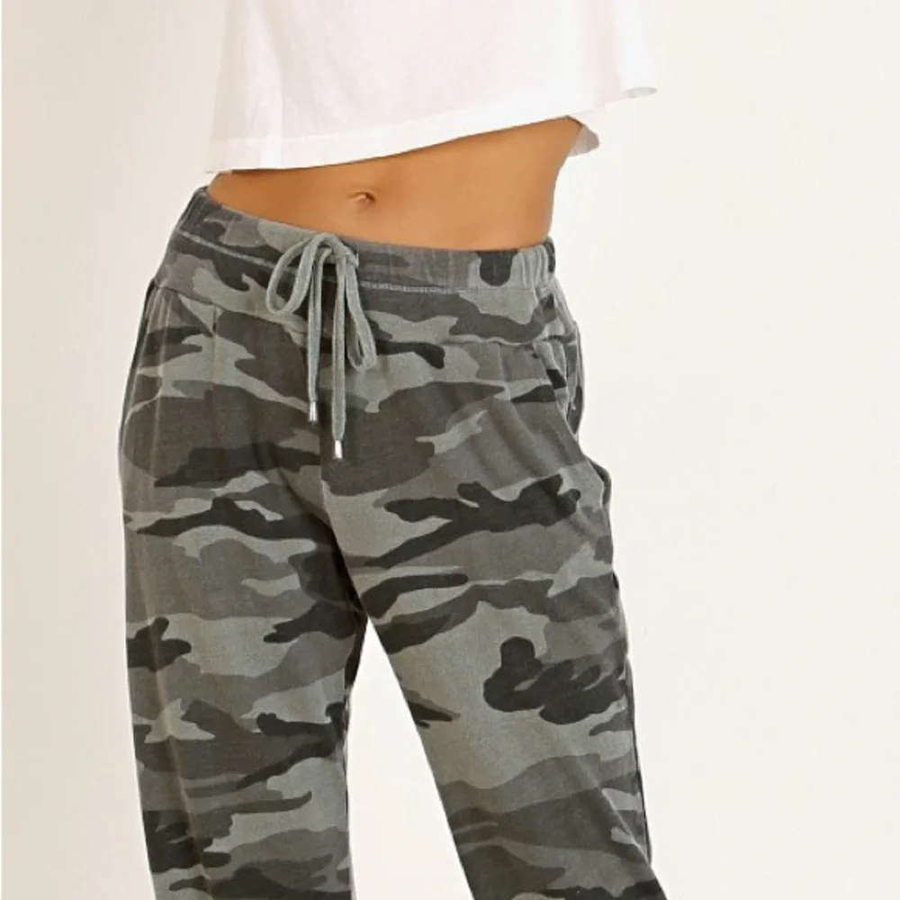 SPLENDID •  Green Camouflage Sweat Pants • Med • - Picture 11 of 12